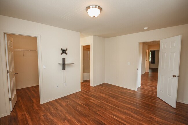 Building Photo - Lovely 3 Bedroom Auburn Condo