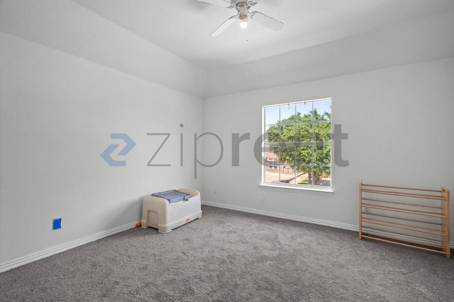 Building Photo - Unit