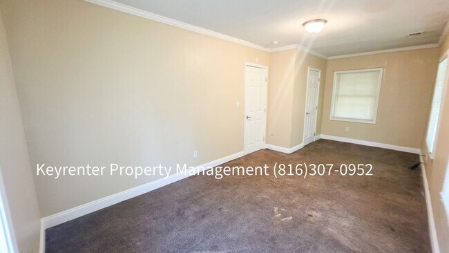 Building Photo - 4 Bed, 1 Bath Home available now!
