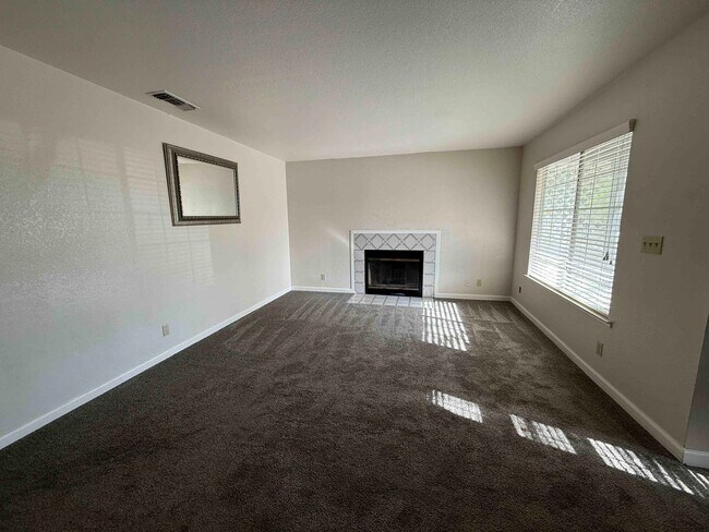 Building Photo - 3 Bed 2 Bath Just a Short Distance to Sac ...