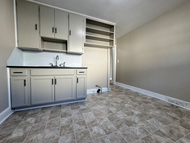 Building Photo - Recently updated spacious 2 bedroom with flex space and fenced backyard