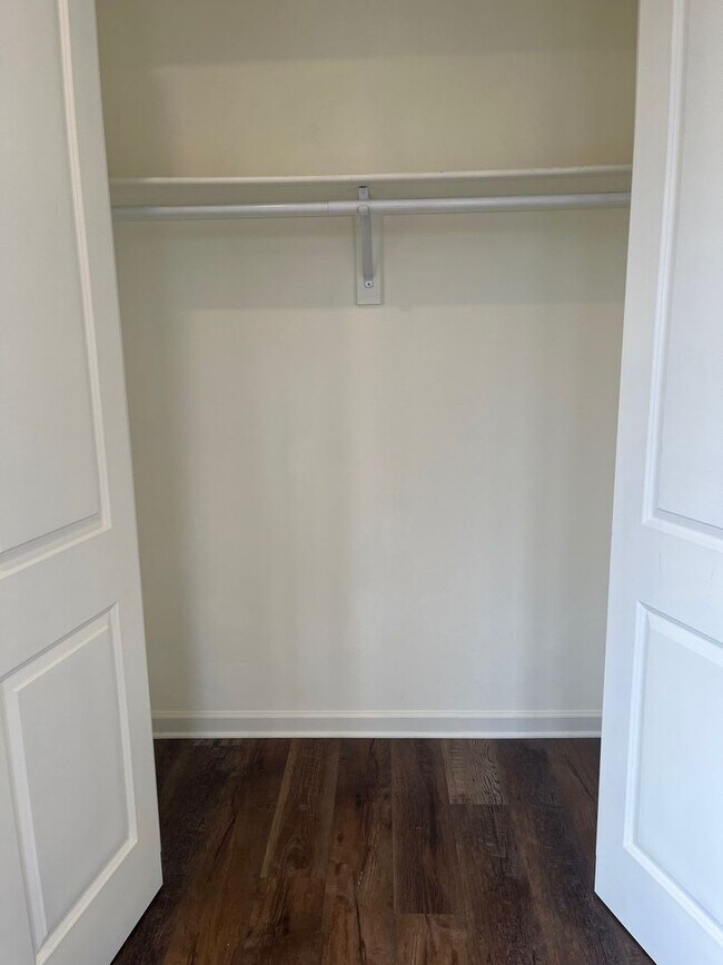 Building Photo - Gorgeous Flat in Overton Square