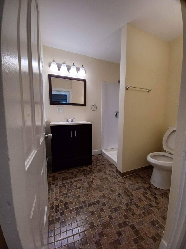 Building Photo - Very Large 3 Bedroom House with multiple B...