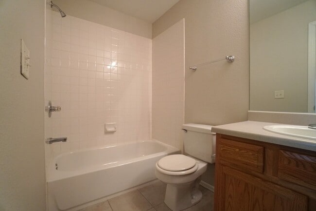 Building Photo - 472 Kitfield View
