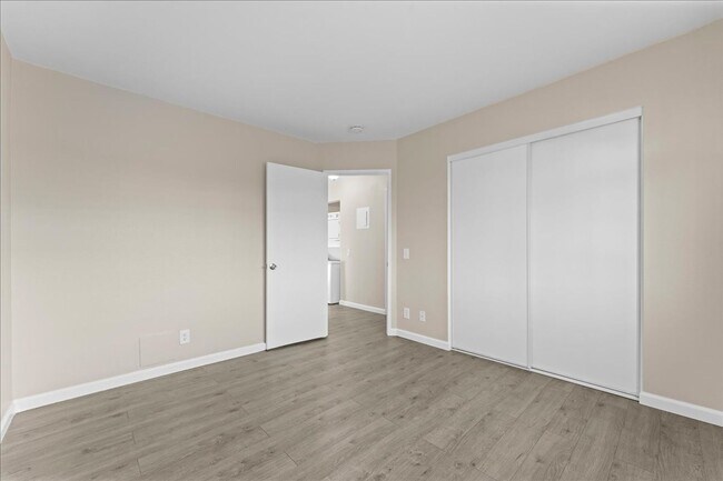 Building Photo - 350 Tile Ave