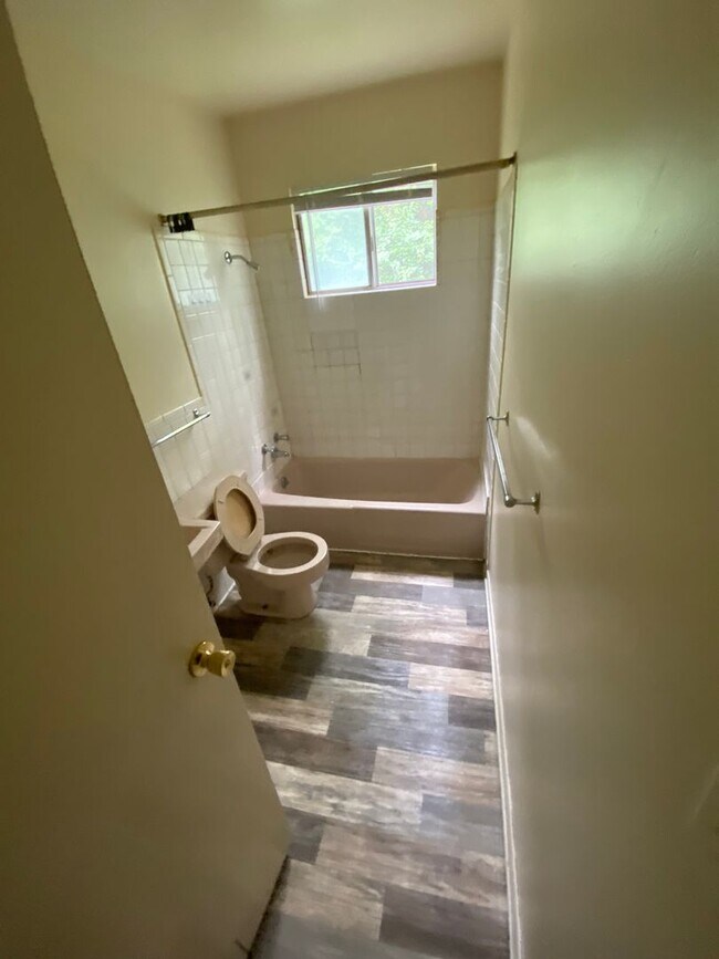Building Photo - 2103 Meadowvale Ct