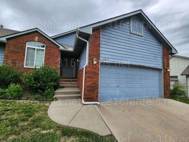 Primary Photo - $1,650 - 3 bedroom / 1 bathroom - Single F...