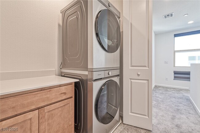 Building Photo - 643 Grey Saker St