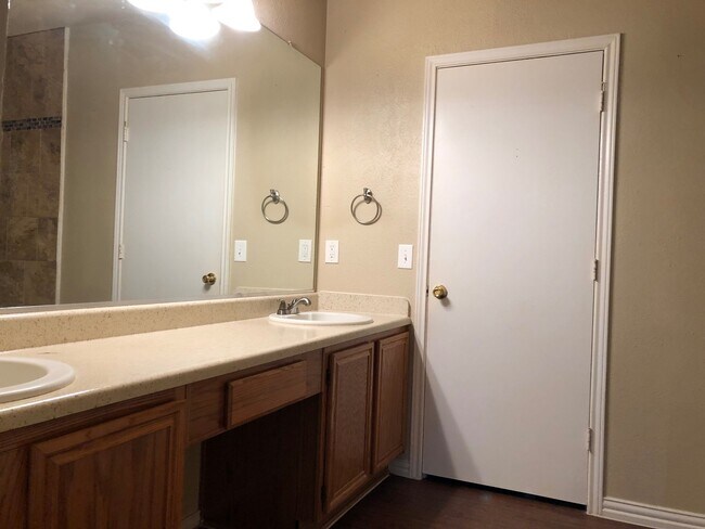 Building Photo - Charming 3 bed 2.5 baths in Rowlett!