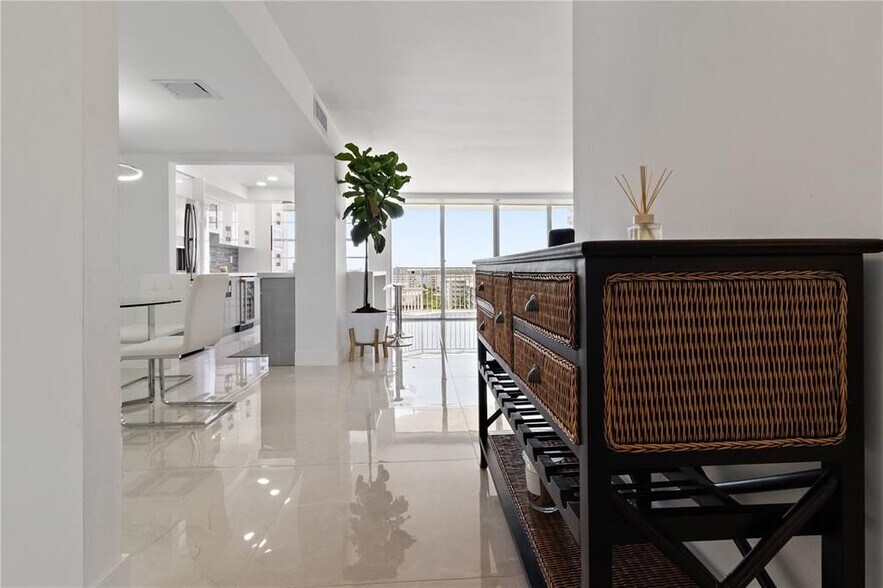 Building Photo - 18081 Biscayne Blvd