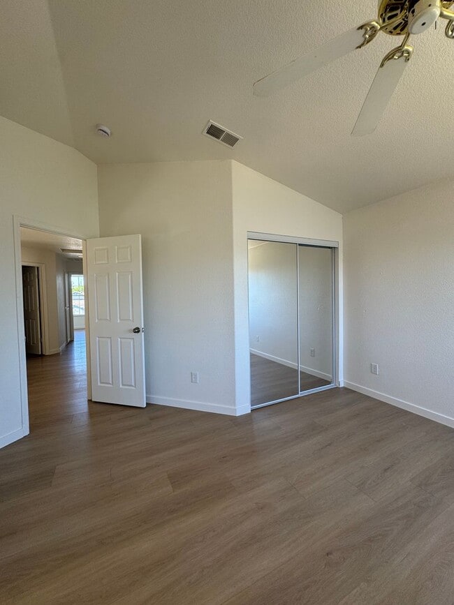 Building Photo - Great Location! 4BD and 2.5BA recently rem...
