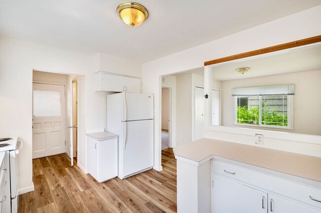 Building Photo - Charming 5 bedroom house with yard!! Close...
