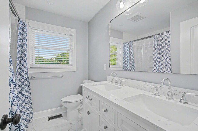 Building Photo - Charming 3-Bed/2.5-Bath Ranch in Durham
