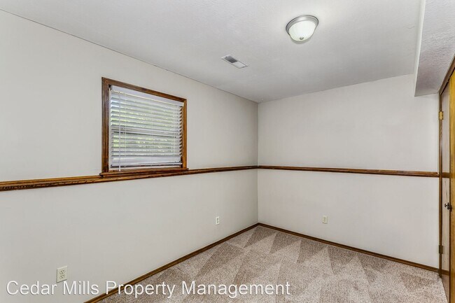 Building Photo - 4 br, 3 bath House - 1107 E. Oakwood Ct.