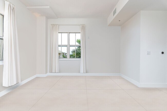 Building Photo - Top Floor Waterfront Condo - Renovated 1 B...