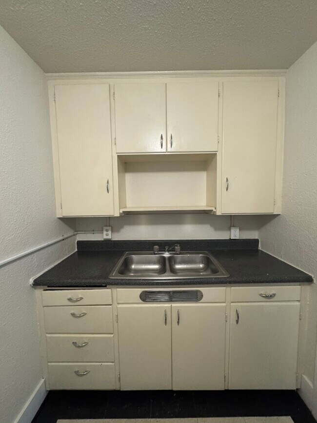 Building Photo - Stephens Properties 1301
