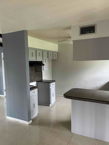 Primary Photo - 234 E Los Ebanos Blvd