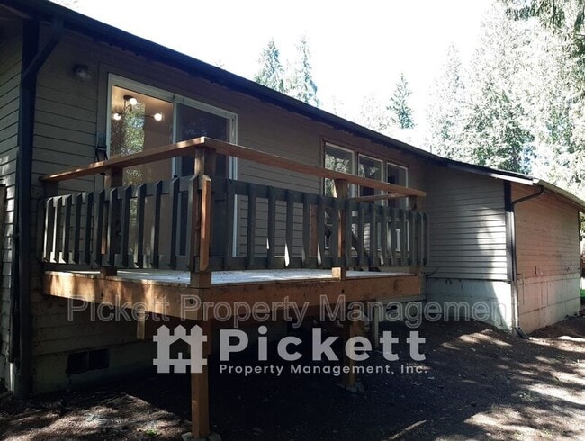 Building Photo - 6451 Lewis NE Dr