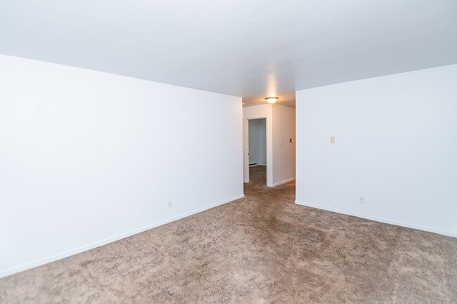 Building Photo - 2 bed 1 bath duplex in Portage