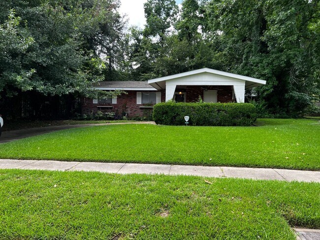 Building Photo - 3 Bedrooms, 1 Bathroom, Brick home , Carpo...