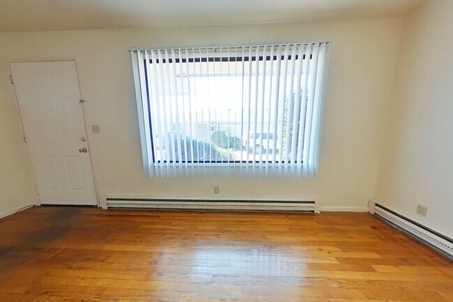 Building Photo - 2 Bedroom Duplex ~ Close to Campus