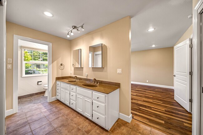 Building Photo - 601 Cherry Ct