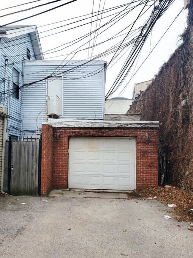 Building Photo - 628 W Schubert Ave