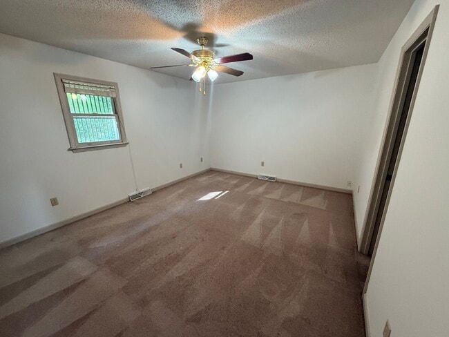 Building Photo - Spacious 4-Bedroom, 3-Bath Home in a Desir...