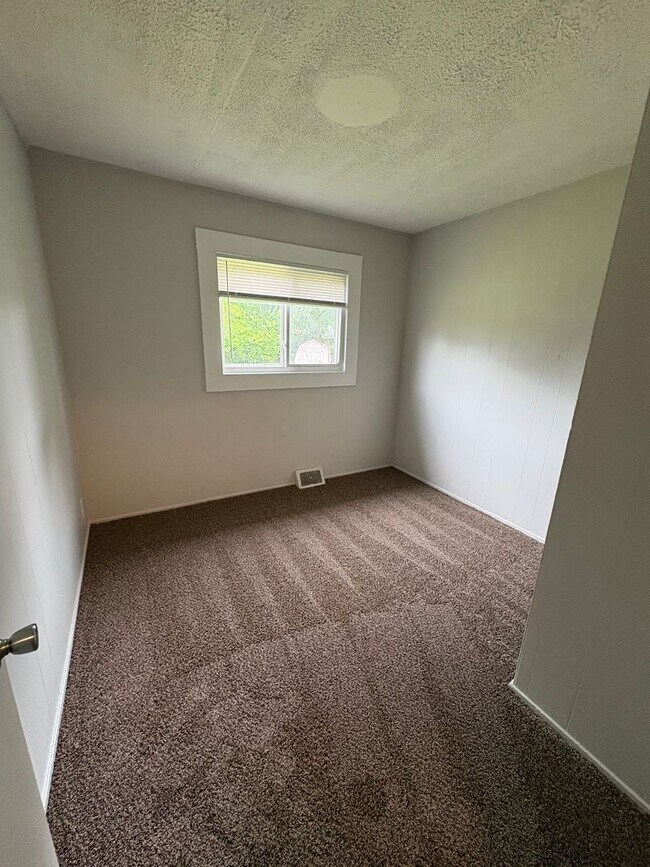 Building Photo - 3 Bed 1.5 Bath Single Family Home in North...