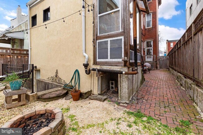 Building Photo - 2318 E York St