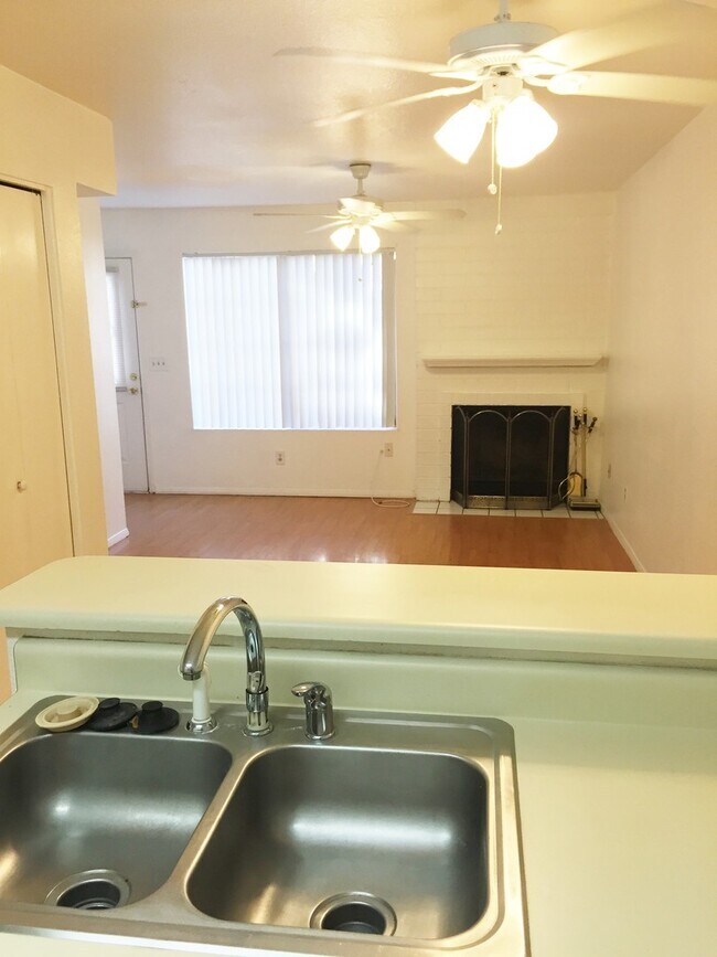 Building Photo - **COMFORTABLE 2br/2ba TOWNHOME (GILBERT & ...