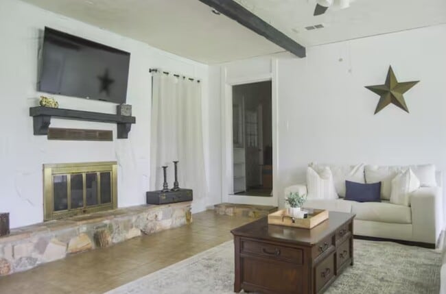 Building Photo - 2369 Apache Dr