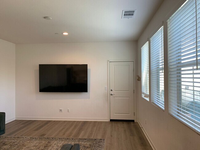 Building Photo - Beautiful Home 4bed/3 bath