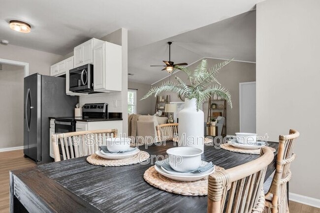 Building Photo - 18 Paddlecreek Ave