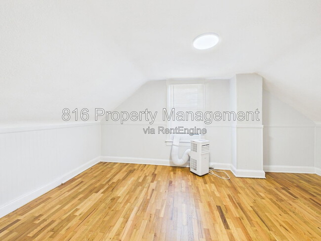 Building Photo - 836 N Montgall Ave