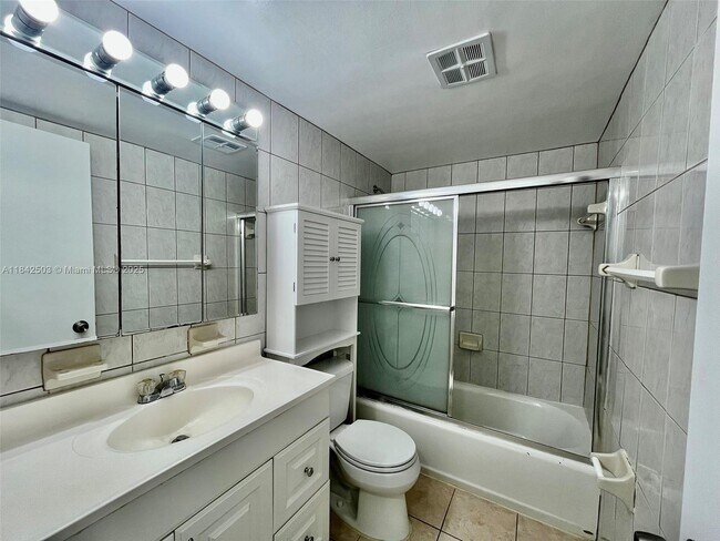 Building Photo - 581 Blue Heron Dr