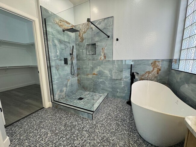 Building Photo - BEAUTIFUL 4 BEDROOM 2 BATHROOM HOME IN PHO...