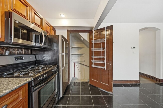 Building Photo - 2 Bedroom, 2 Bath Townhome located directly across from Franklin Park Conservatory