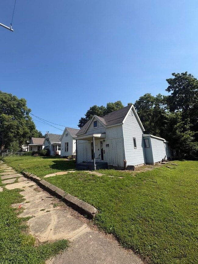 Building Photo - 2 Bedroom 2 bath home with outdoor space - MOVE IN SPECIAL 50% off first month's rent