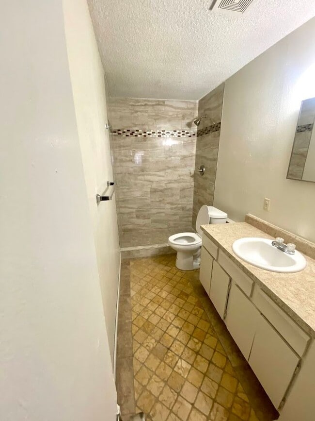 Building Photo - 3bed House with Garage & Fenced in Yard!