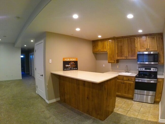 Building Photo - 5 bdrm 3bth Home 3 Car Garage Some utilities included