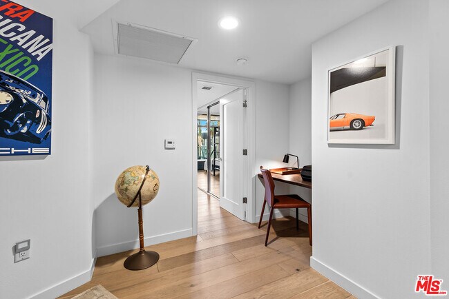 Building Photo - 13700 Marina Pointe Dr
