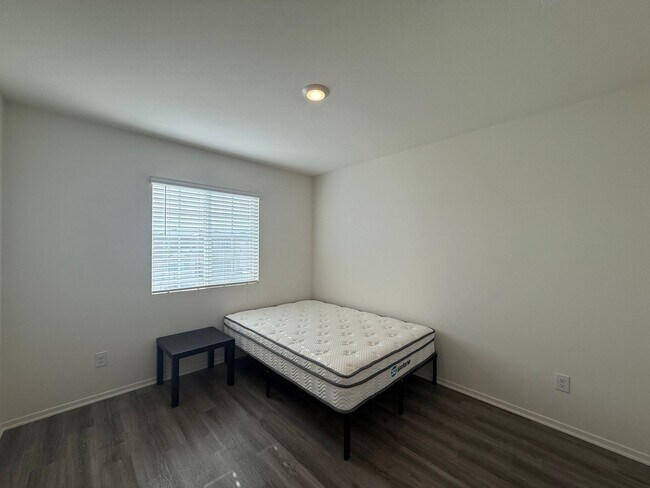 Building Photo - West Lancaster 4 bedroom!