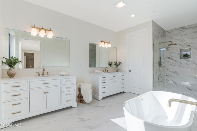 Building Photo - 252 Capri Dr