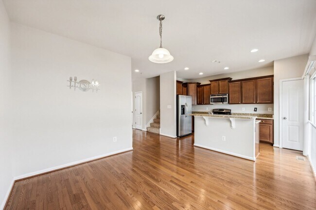 Building Photo - Stunning luxury townhome in the Fieldstone...