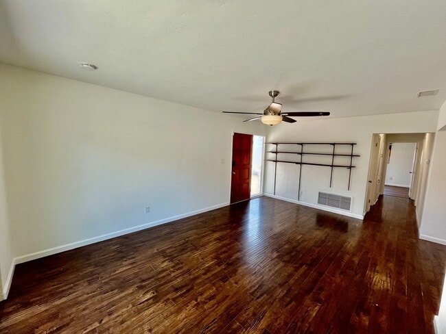 Building Photo - Beautiful 3B 2BA Home in Paradise Hills