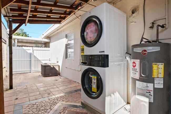 Building Photo - Comfortable 3-Bedroom Multifamily Home in Prime Miami Location (Water and electricity are included)