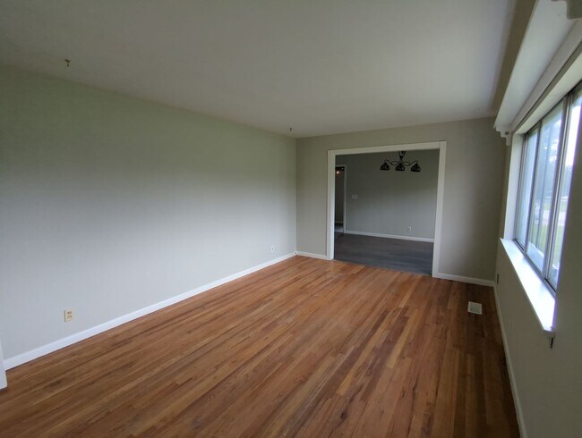 Building Photo - Spacious Rossville House
