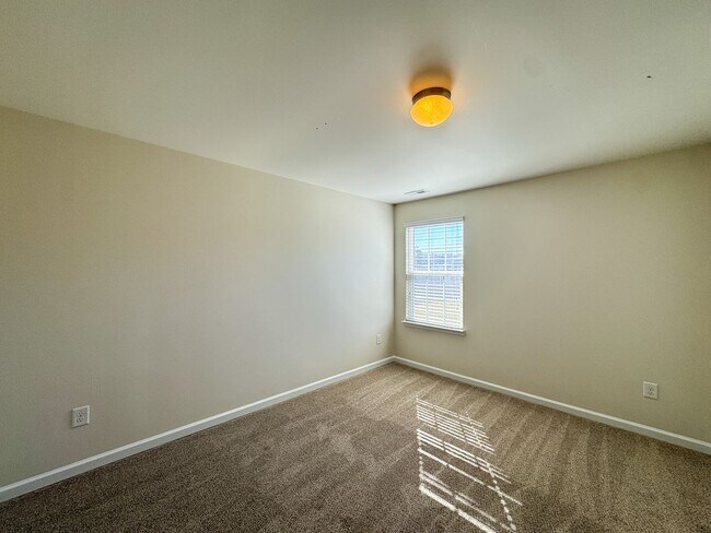 Building Photo - Lovely 5 Bed 3 Bath Home with Community Amenities