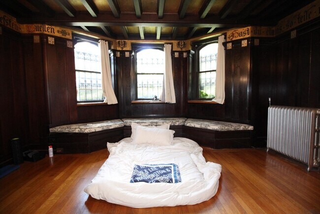 Building Photo - 33 Beacon St